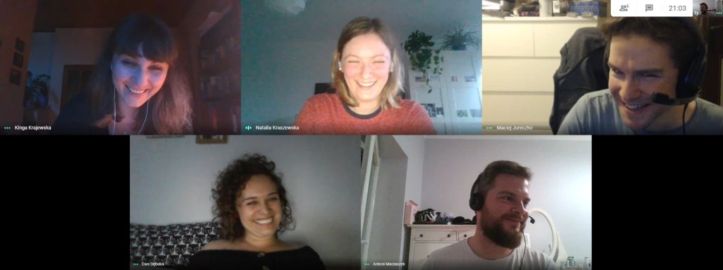 Zrzut z ekranu ukazujący śmiejących się autorów tłumaczenia podczas spotkania online